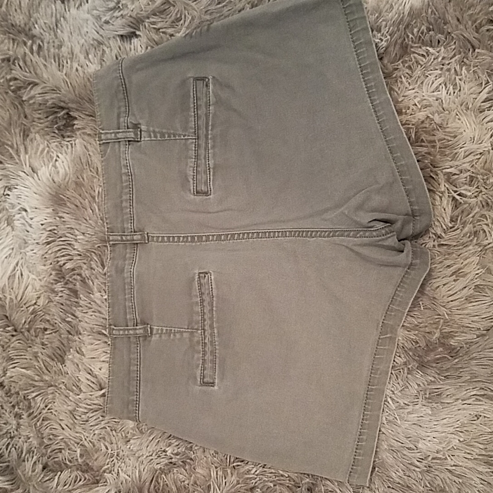 Gray shorts - Picture 2 of 3
